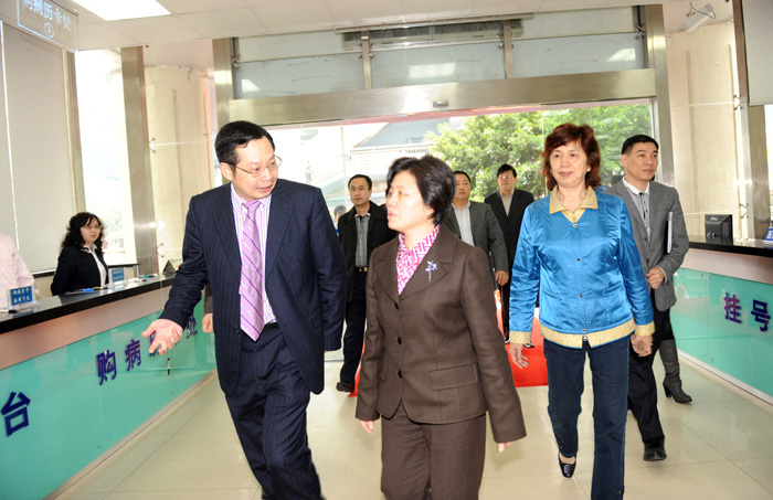 2010年3月，副省長(cháng)陳樺來(lái)我院調研參觀(guān)
