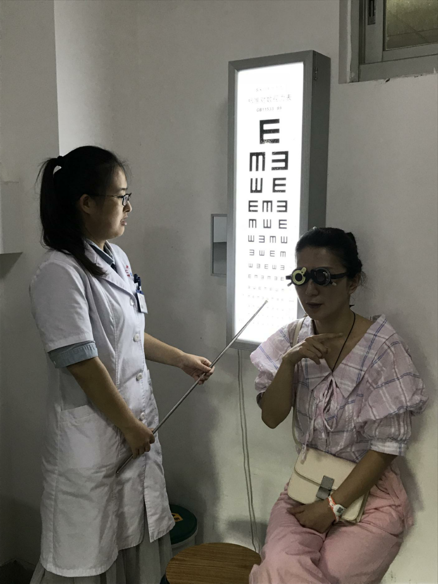 白內(nèi)障術后查視力